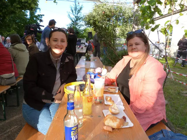 Die Sonne ging langsam unter, doch die gute Stimmung blieb beim Maifest in Nikitisch bestehen. 