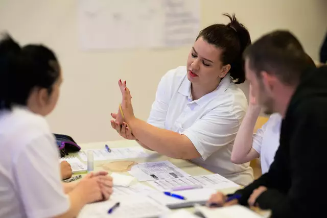Beziehungsarbeit in der Pflege: Menschliche Nähe als Grundlage für professionelle Versorgung. | Foto: Imre Antal