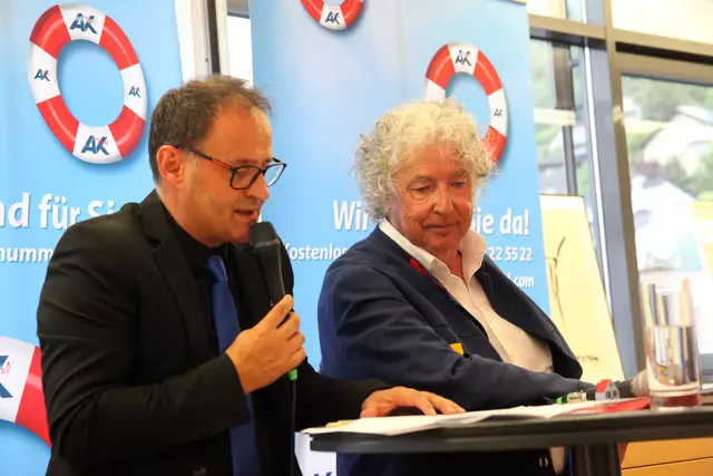 Günter Riezler, Leiter der AK Imst, las zur Ausstellungseröffnung Texte von Hans Salcher und beleuchtete damit seine literarische Dimension.