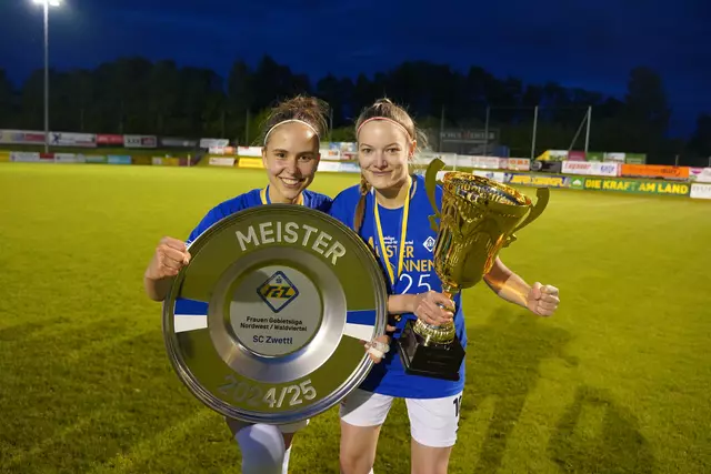 Der Meistertitel ist in der Tasche. Fiona Bayer und Lisa Kletzl (v.l.) zeigen strahlend ihre Trophäen.  | Foto: Evi Leutgeb