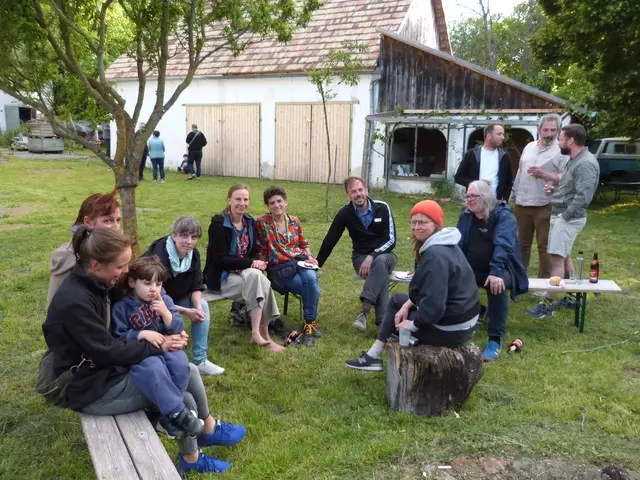Bei einem wärmenden Lagerfeuer wärmten sich die zahlreichen Gäste beim Maifest auf und genossen spannende Gespräche. 