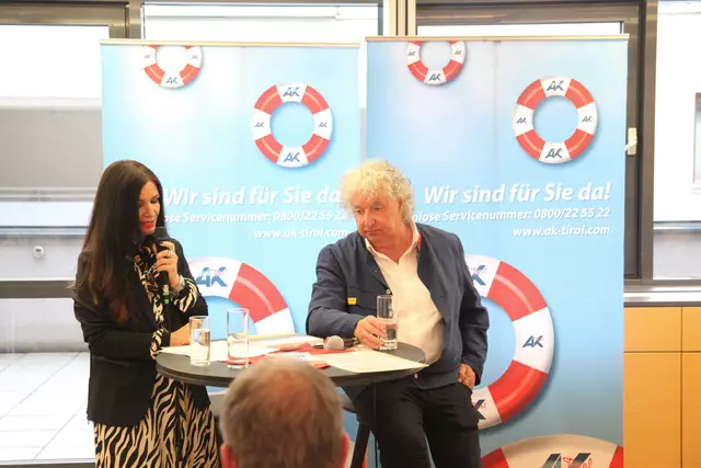 Laudatorin Alexandra Rangger würdigte Hans Salchers Werke als „Botschaften der Intuition, des spontanen Gedankens, des Herzens“ – reduziert, in leiser Tiefe, die zum Innehalten und Nachspüren einlädt.