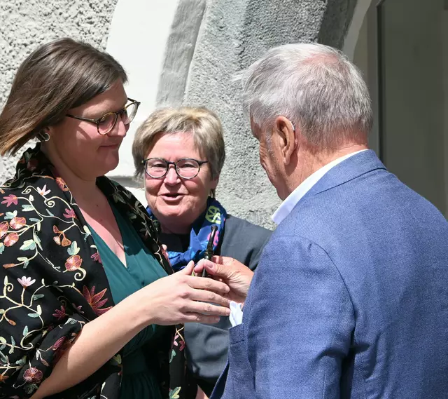 Hans Peter Haselsteiner bei der Übergabe des Schlüssels zum Hintereingang