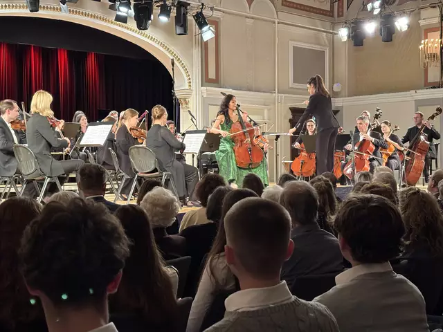 Cellistin Hayoung Choi mit Dirigentin Dorothy Khadem-Missagh und dem Festivalorchester. | Foto: Preineder