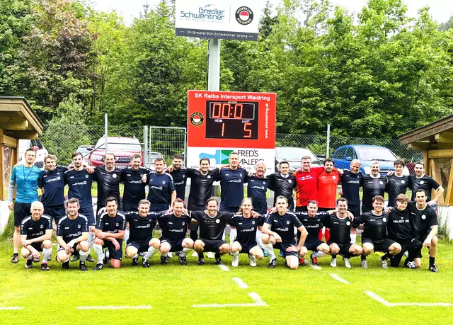 Der Club of Masters besiegte die Waidringer Altherren mit 5:1. Zwei Tore steuerte SK-Waidring-Obmann Alexander Alvera zum Sieg bei. | Foto: Kogler