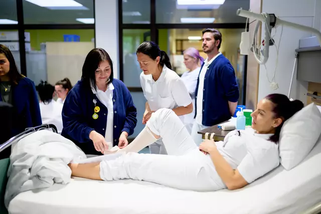 Pflege ist Teamarbeit: Gemeinsames Lernen, Begleiten und Unterstützen. | Foto: Imre Antal