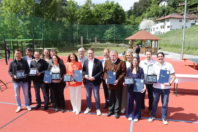 Die geehrten Sportehrenzeichenträger:innen mit ihren Laudatoren und LH-Stellvertreter Philip Wohlgemuth.  | Foto: Elisabeth Zangerl