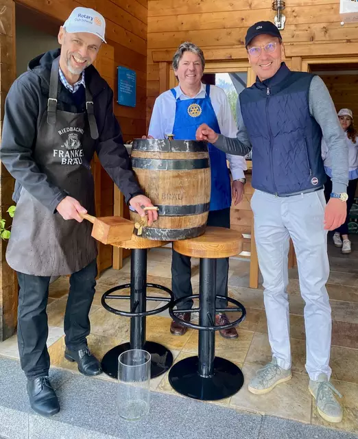 Ein Bierfass gab es vom Partnerclub Crailsheim in Franken (D). Beim Anschlag Franz Mair, Stefan Deflorian und Peter Dollinger.