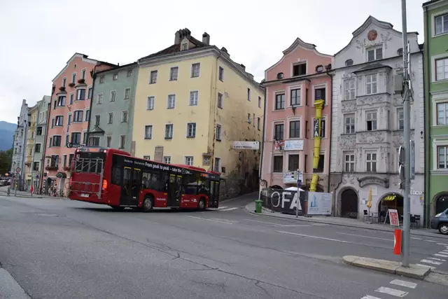 Ein Linienbus musste in der Höttinger Au bremsen, um einen Zusammenstoß mit einer gestürzten Fahrradfahrerin zu verhindern. | Foto: Symbolbild: Archiv