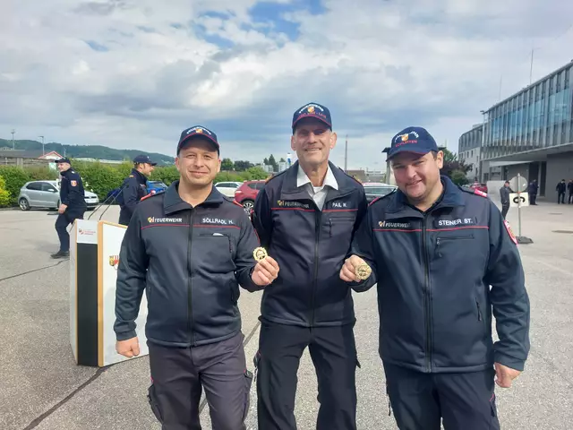 v.l.: Söllradl, Ausbildungsverantwortlicher Linz Land, HBI Werner Pail, Steiner | Foto: Söllradl