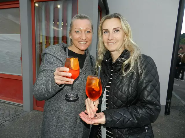 Johanna Pollmann, Veroika Staubmann, haben sich auf den Apoerol Spritz gefreud | Foto: Heribert Punz