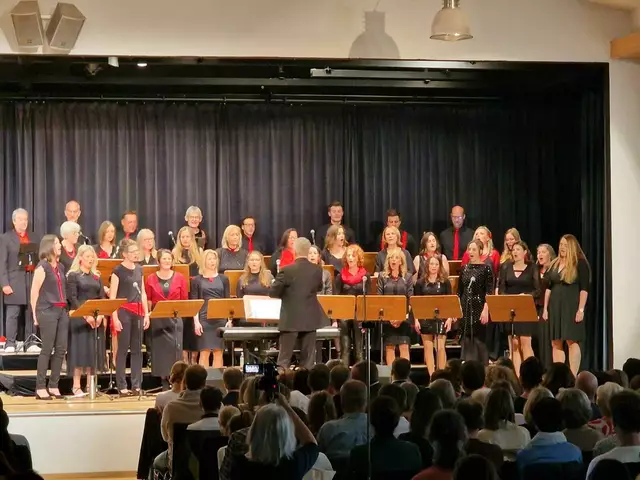 Der Chor "Surprise" begeisterte die Zuhörer in der Gröbminger Kulturhalle. | Foto: Herbert Hasslinger
