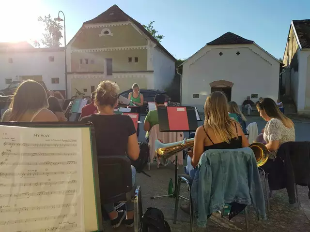 Blasmusik in der Kellergasse Eichenbrunn (Bezirk Mistlebach). | Foto: DORN/M. Staribacher