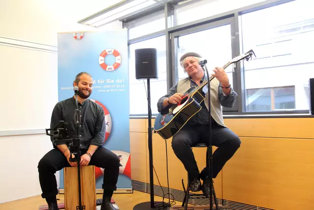 Das Duo Mat WeiX begleitete die Ausstellungseröffnung stimmungsvoll mit Klassikern des Austropop.