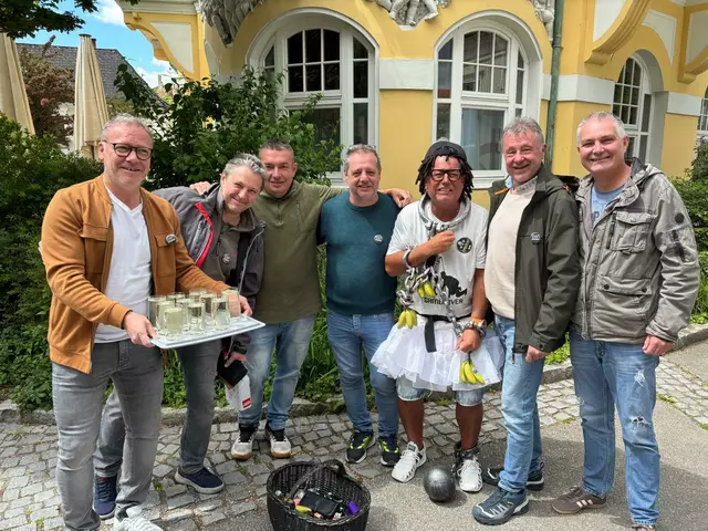  Es war ein ganz besonderer Samstag am beliebten Viktualienmarkt in Gars am Kamp: Unser allseits bekannter und beliebter Wolfi Herzog ließ es sich nicht nehmen, gemeinsam mit den Garserinnen und Garsern ausgelassen zu feiern.  | Foto: Manuela Danzinger