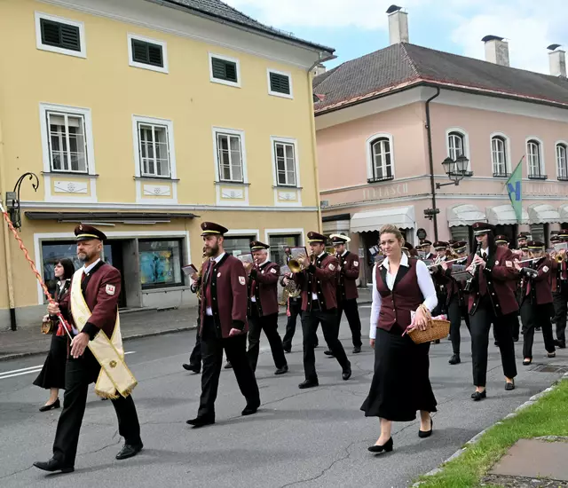 Die von Dominik Pütz geleitete Stadtkapelle Gmünd zieht ein