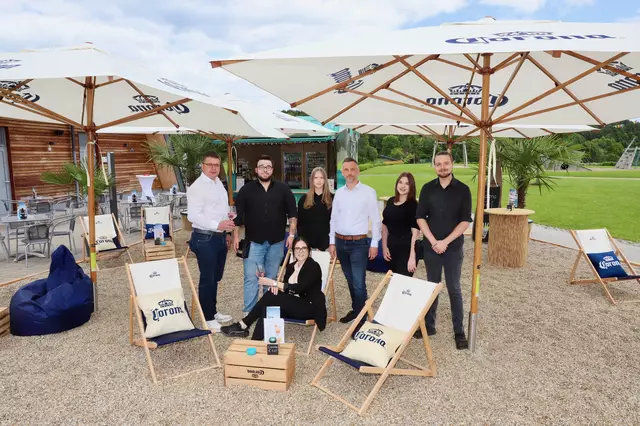 Bgm. Johann Schützenhöfer gratulierte dem Team rund um Bianca Scherf und Manuel Neuberger zur Beachbar-Eröffnung. | Foto: Alfred Mayer