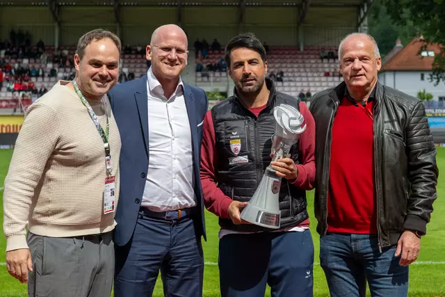 Auszeichnung zum "Trainer der Saison": KSV-Geschäftsführer Robert Schäfer, Bundesliga-Vorstandschef Robert Ebenbauer, KSV-Trainer Ismail Atalan, KSV-Präsident Erwin Fuchs (v.l.). | Foto: GEPA pictures