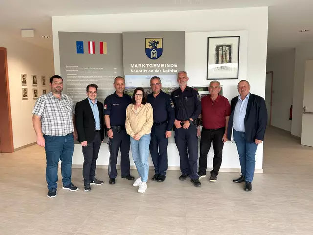 Vernetzungstreffen zwischen Bürgermeistern und Polizei im Gemeindeamt Neustift an der Lafnitz: Bürgermeister Marc Hoppel, Bürgermeister Christoph Krutzler, Bezirksinspektor Wolfgang Csvikovits, Oberamtsfrau Inge Bauer, Abteilungsinspektor Peter Krutzler, Gruppeninspektor Klaus Karner, Bürgermeister Johann Kremnitzer und Bürgermeister Wilfried Bruckner. | Foto: Gemeinde Neustift an der Lafnitz