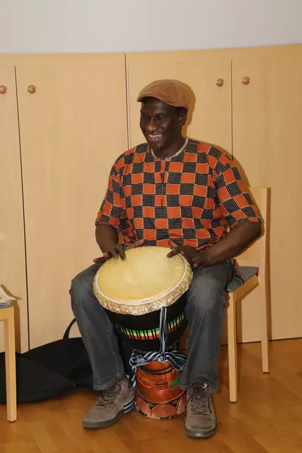 Trommelauftritt von Mamadou Ngom, der einige Trommeln mitgebracht hatte und in der Kirche einen großen Eindruck hinterlassen hatte.