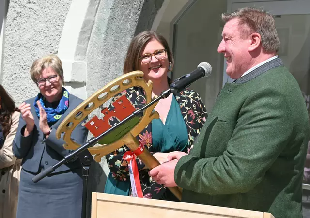 Bgm. Josef Jury überreicht Julia Schuster den symbolischen Schlüssel des Kunsthauses