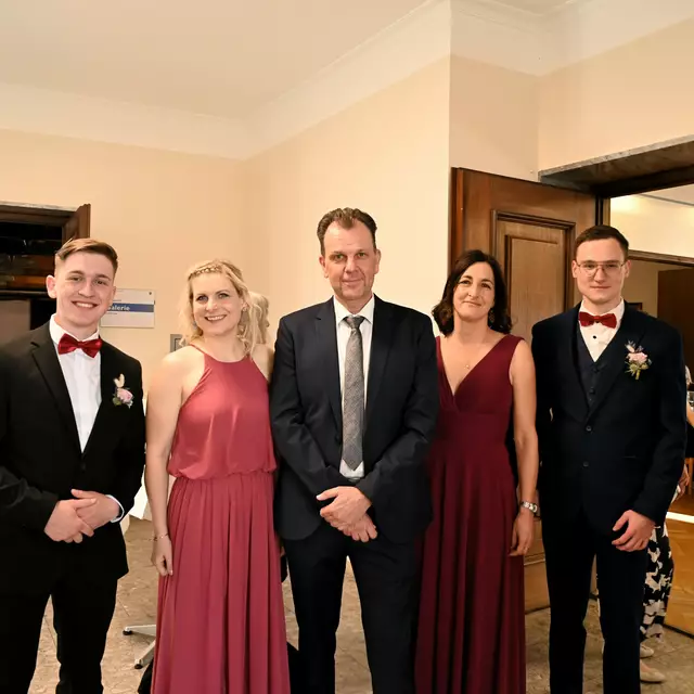 Die Schüler Samuel Schorratz (li.) und Dominik Santner rahmen Direktor Reinhold Strobl und die Lehrerinnen Daniela Gritzner und Marion Koch-Hipp ein