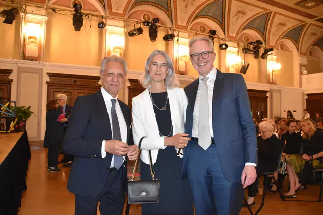 Bijan Khadem-Missagh mit EU-Botschafter S.E. Carl Hallergard mit Begleitung. | Foto: Preineder