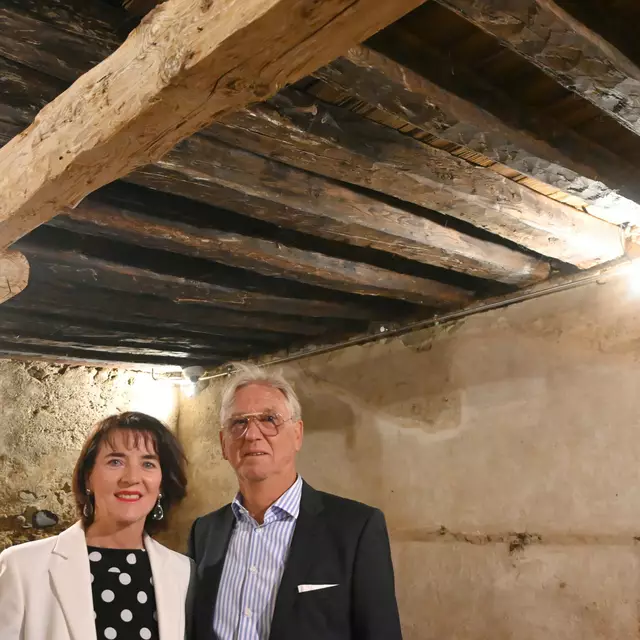 Brigitte und Wolfgang Stocker im historischen Kellergewölbe