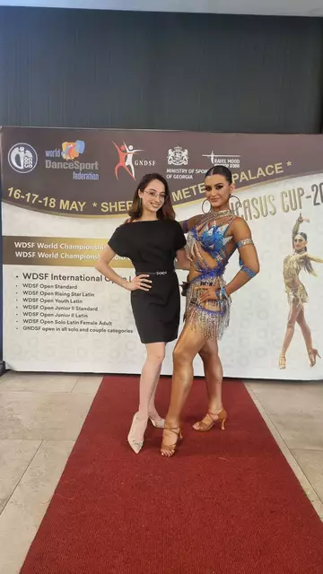 Edita Hasani aus Obersiebenbrunn mit ihrer aktuellen Tanztrainerin Natalie Cremar bei der Tanz-Weltmeisterschaft in Georgien. | Foto: Lucia Hasani