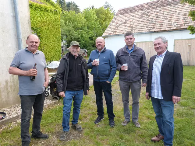 "Auf uns!", die Gäste und das Team stoßen auf ein gelungenes Maifest an!