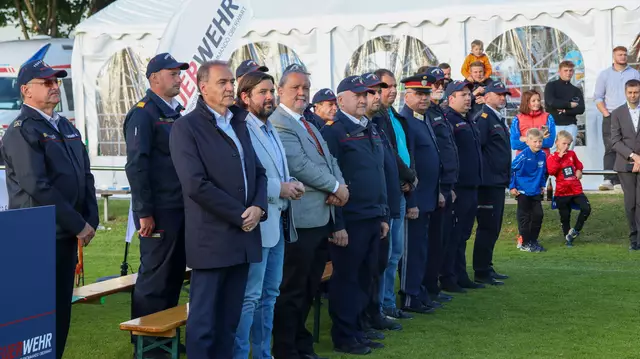 Zahlreiche Ehrengäste aus Politik und Feuerwehrwesen waren beim Bewerb mit dabei. | Foto: Bezirksfeuerwehrkommando Oberwart/Alexander Flaschberger