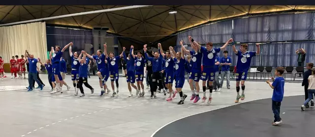 Die Welle mit den Fans nach dem Sieg gegen Hard 2. | Foto: UHC