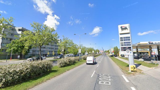 Im Bereich einer bekannten Tankstelle wurde der 27-jährige Mann mit schweren Verletzungen aufgefunden. (Archiv) | Foto: Screenshot Google Maps
