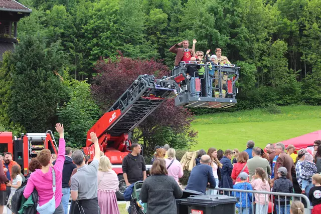 Die längsten Schlangen standen vor dem Drehleiterfahrzeug aus Rum, dort war Schwindelfreiheit angesagt, denn es ging hoch hinauf.