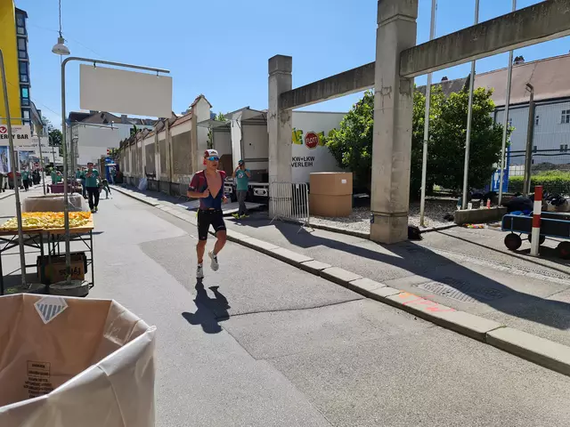 Jannik Schaufler war der erste Läufer, der am Stand vorbeikam