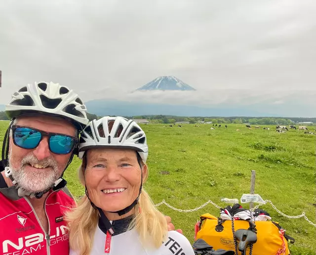 Die Reise beginnt am Flughafen – mit dem ersten Schrauben am Rad. | Foto: Biking Baiers