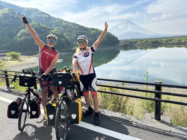 Immer der Straße nach – Elisabeth und Walter Baier unterwegs mit vollbepackten Rädern. | Foto: Biking Baiers