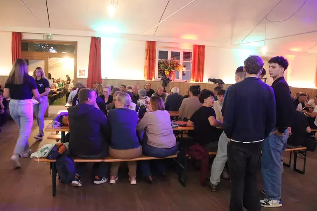 Nach und nach füllte sich die Festhalle und das zusätzliche Festzelt im Garten mit den Gästen.