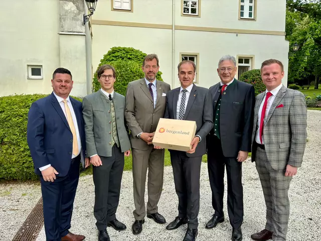 Landesrat Dr. Leonhard Schneemann (3.v.r.) im Zuge des 30-jährigen Jubiläums in Lockenhaus mit Bürgermeister Michael Kefeder, DDipl.-Ing. Christoph Lainer (Vorstandsmitglied), Ing. Nikolaus Draskovich, MBA (Stv. Vorstandsvorsitzender) und Dr. Philipp Meran (Vorstandsvorsitzender, alle Fürst Esterházy'sche Privatstiftung) und Vizebürgermeister Christoph Frühstück (v.l.). | Foto: Landesmedienservice Burgenland/Büro LR Schneemann