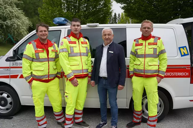 Der Samariterbund Groß Gerungs zeiget die Ausstattung des Rettungsfahrzeuges: Benedikt Leithner, Andreas Lair, Geschäftsführer des Herz-Kreislauf-Zentrums Fritz Weber und Thomas Neureither (v.l.) | Foto: Evi Leutgeb