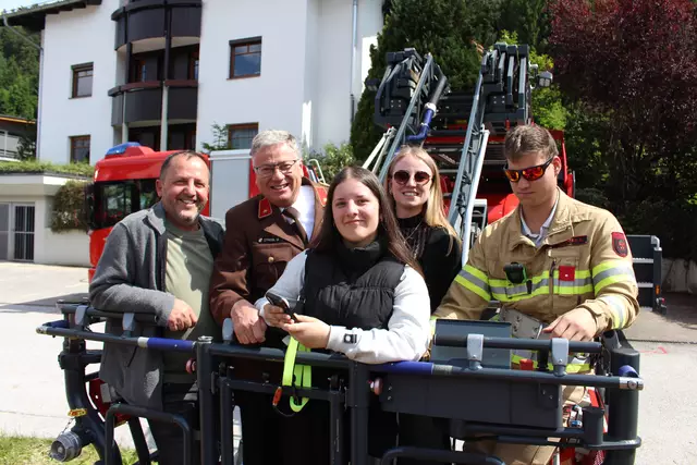 Manfred, Julia, Sarah und Josef genossen die Aussicht vom Feuerwehrkran aus.