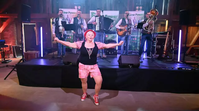 Jazz Gitti heizte dem Publikum beim ersten Schladnitzer Stadlfest am Sonntag beim Frühshoppen ordentlich ein.  | Foto: Norbert Ortner