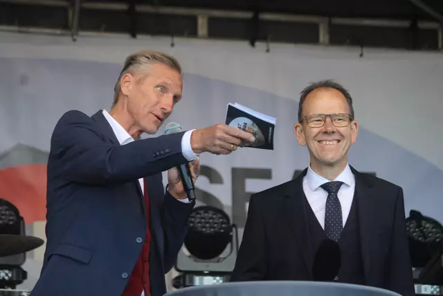 Oliver Zeisberger (l.) führte durch das Jubiläumsprogramm. | Foto: MeinBezirk/Hofmüller