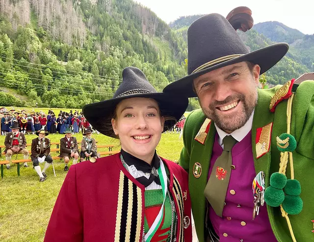 Das "Landeskommandanten-Selfie" hat Tradition: Mjr. Thomas Saurer mit Schützenkönigin Sophie-Marie Zöttl  | Foto: Thomas Saurer