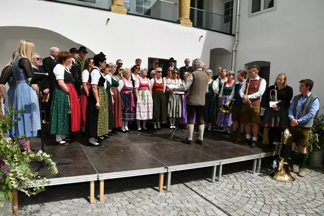 Die Chorgemeinschaft „Liederkranz“ mit Volksmusikensemble Gabriel Greimer (rechts) beim „Singen in Mai. | Foto: Anita Galler