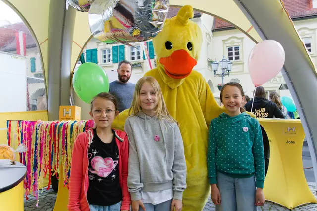 Für Spaß für die Kinder sorgte das lebensgroße Maskottchen Fidi.  | Foto: Alfred Hofer