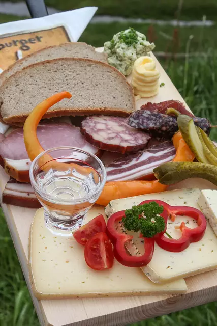 Eine köstliche Brettljausn darf in der Salzburger Küche ebenfalls nicht fehlen. | Foto: Franz Neumayr