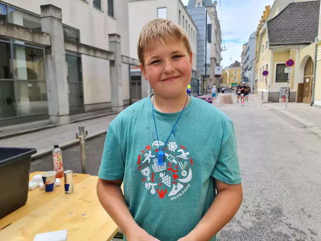 Karol Kordek unterstützt bei der Getränkeausgabe und feuert die Teilnehmerinnen und Teilnehmer mit voller Begeisterung an.

 | Foto: Cornelia Strobl