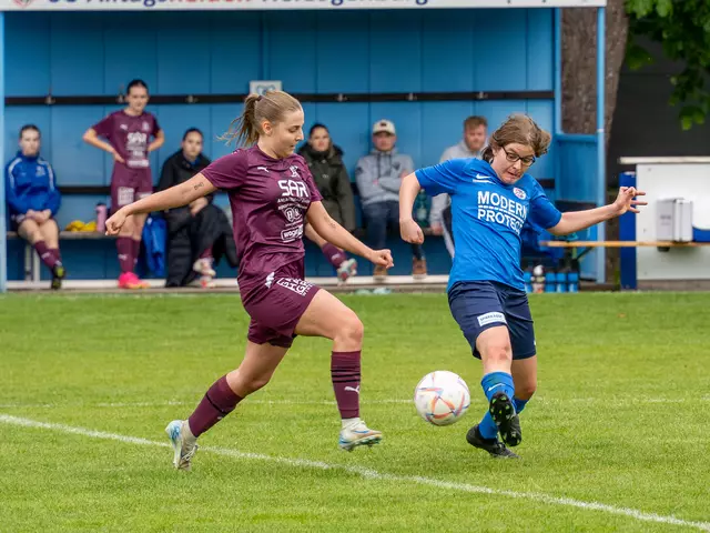 Sandra Halbmayer (Blaues Trikot)
Mit einer TOP-Vorstellung glänzte sie über 90 Minuten. Immer präsent, zweikampfstark und ein wichtiger Faktor im Spielaufbau. Stark!
 | Foto: Stefan Pfaller