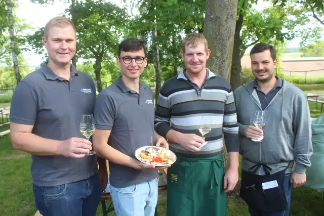 Der Mitglieder des Weinbauvereins Schöngrabern versorgten die Besucher:innen. Am Foto: Markus Rösler, Leopold Dick, Christoph Zeller und Florian Dick. | Foto: arbes
